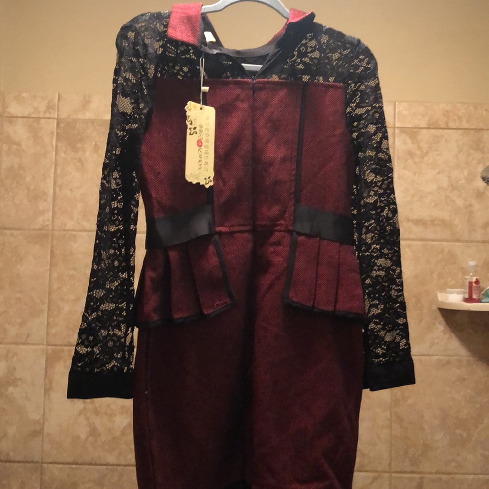 Gorgeous NWT red and black lace dress size medium. - Picture 3 of 4